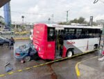 Trágico choque trasero contra autobús de pasajeros cobra la vida de dos jóvenes en la carretera