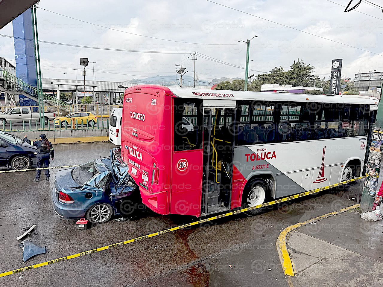 Trágico choque trasero contra autobús de pasajeros cobra la vida de dos jóvenes en la carretera