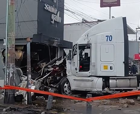 Tráiler colapsa establecimiento de comida en Iztapalapa tras presunto descuido del conductor