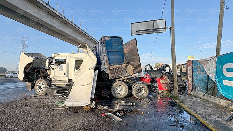Tráiler embiste vehículos durante protesta de transportistas en la autopista México-Toluca