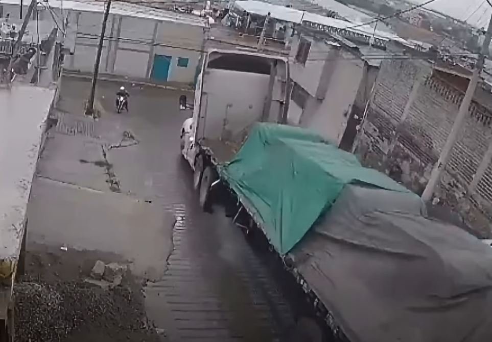 Tráiler sin frenos destroza muro perimetral y se interna en una planta industrial