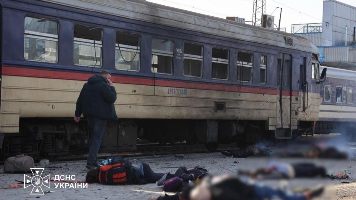Trece muertos en un bombardeo ruso con drones contra una estación ferroviaria en Ucrania