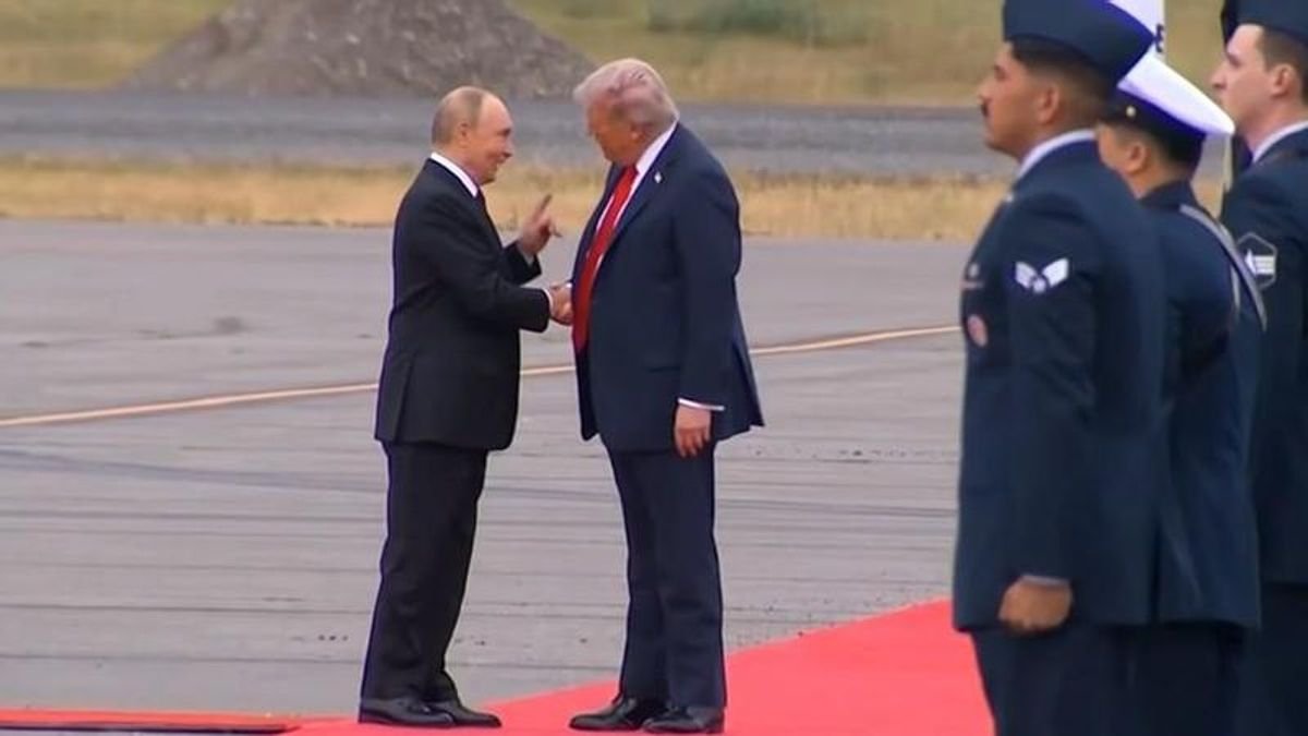 Trump frena las sanciones contra el Kremlin para abaratar los carburantes antes de las urnas