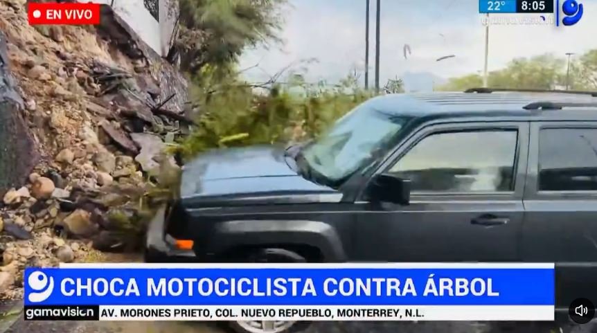 Un automovilista atropella en plena transmisión en vivo a reportera y camarógrafo