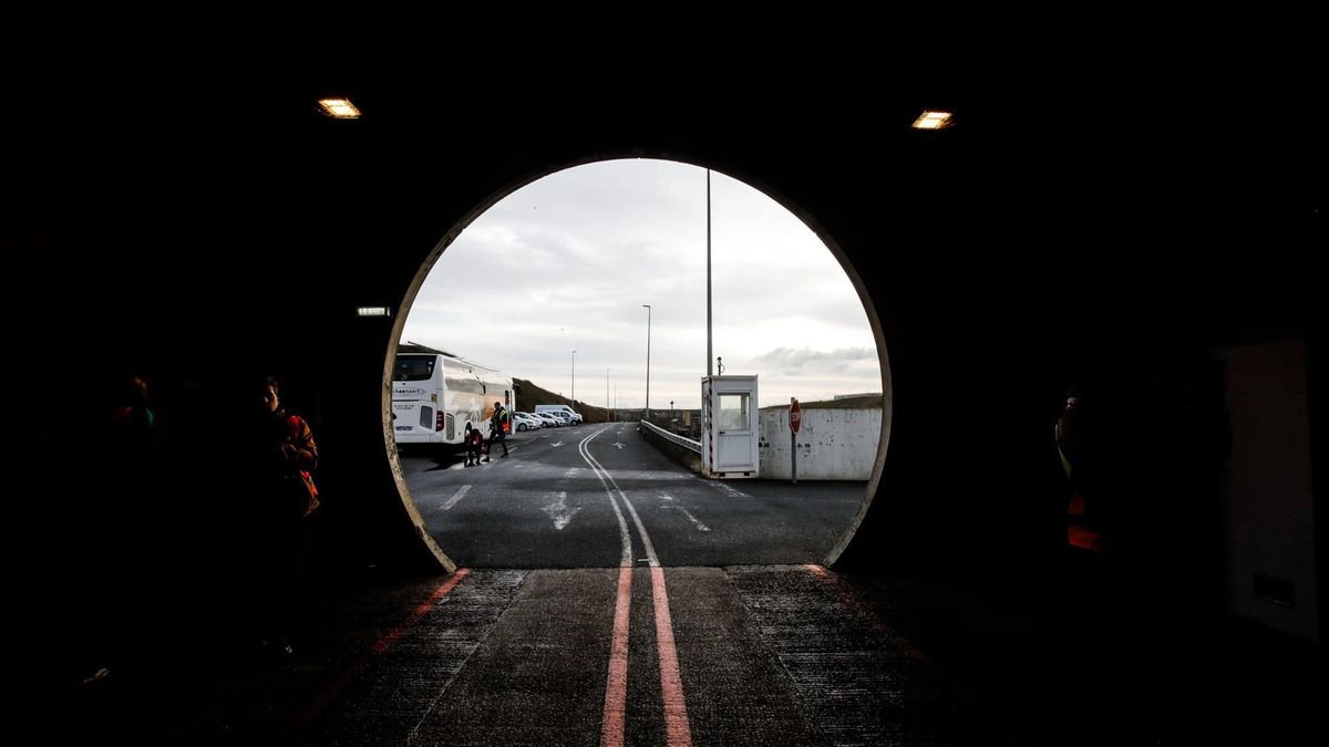 Un choque entre un autobús y un tren de mercancías en el Eurotúnel deja quince heridos