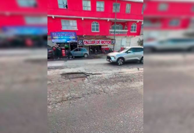 Un enorme socavón vial desata una cadena de siniestros viales y exige solución urgente