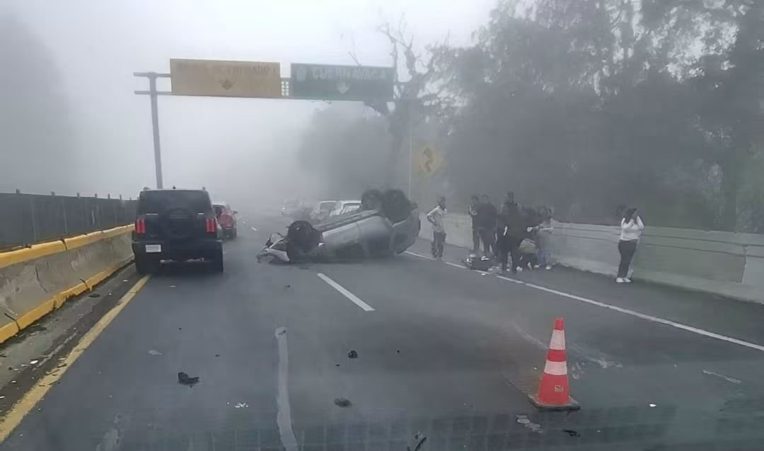 Un fallecido y severas afectaciones viales deja aparatoso choque provocado por densa neblina en la autopista