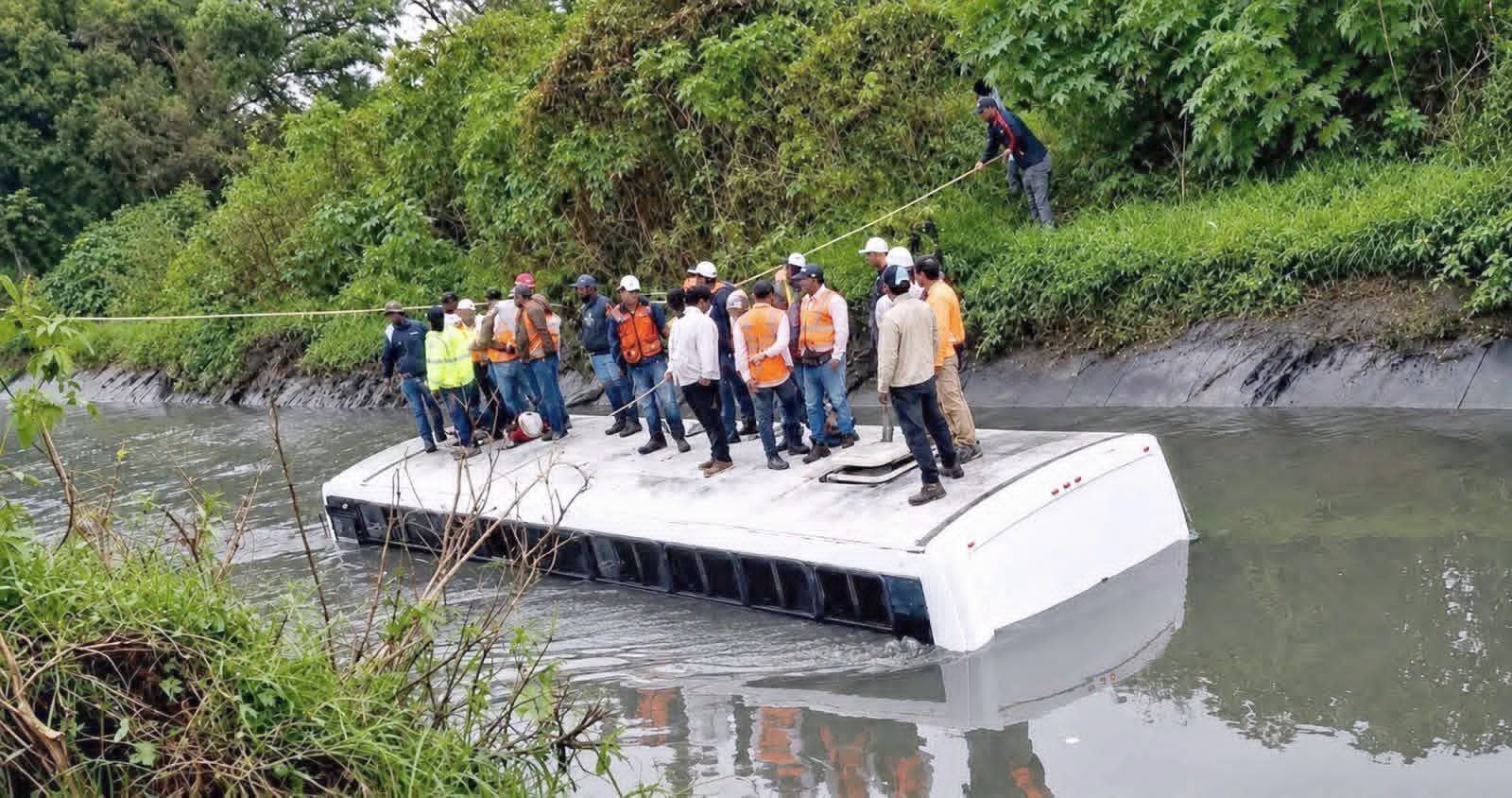 Un grupo de obreros sobrevive tras la caída de su vehículo a un canal en obras del Tren México-Querétaro