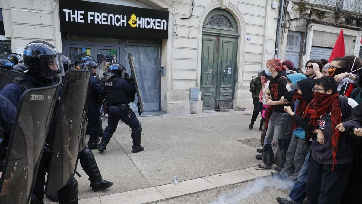 Un joven de 15 años sufre la amputación de una mano durante las protestas estudiantiles en Francia