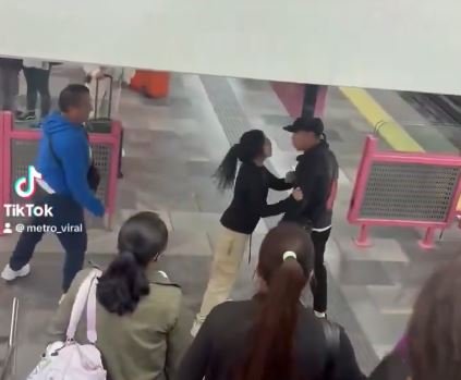 Una joven detiene una pelea en el Sistema de Transporte Colectivo Metro con una firme intervención