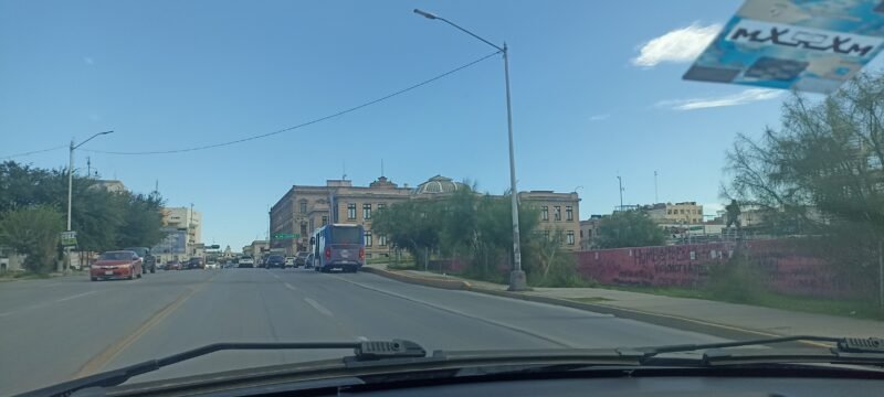 Unidad del Vivebús es captada ignorando semáforo en rojo sobre la avenida Niños Héroes