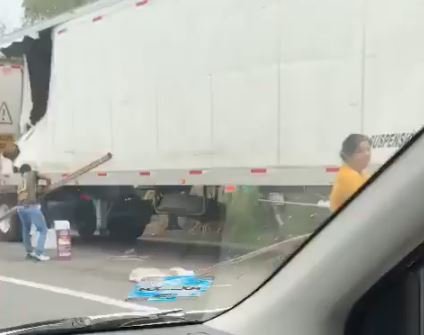 Vandalismo y rapiña en Tabasco tras aparatoso accidente de camión de carga