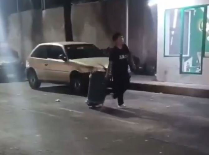 Vecinos de Iztacalco denuncian a mujer que abandona desechos domésticos en la vía pública