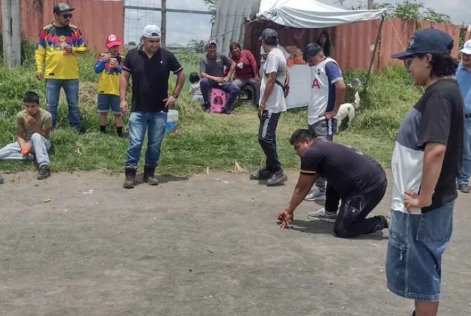 Vecinos de Juchitepec resurten los juegos callejeros y cambian las pantallas por torneos dominicales de canicas