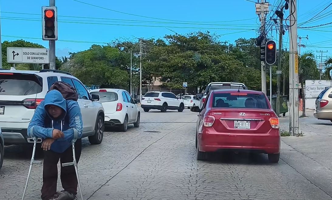 Vecinos desenmascaran a hombre que fingía una discapacidad para extorsionar la buena fe en cruceros viales
