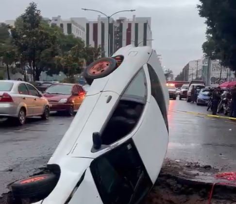 Vehículo cae en un socavón que se formó de manera imprevista en calles de Tlatelolco