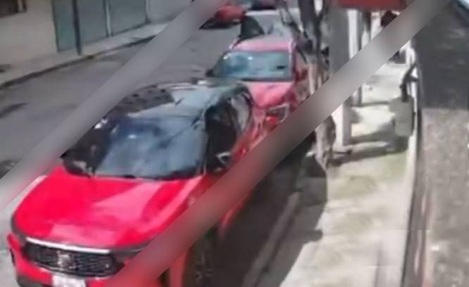 VIDEO: ‘¡Auxilio!’; mujeres son seguidas y asaltadas tras retirar dinero del banco