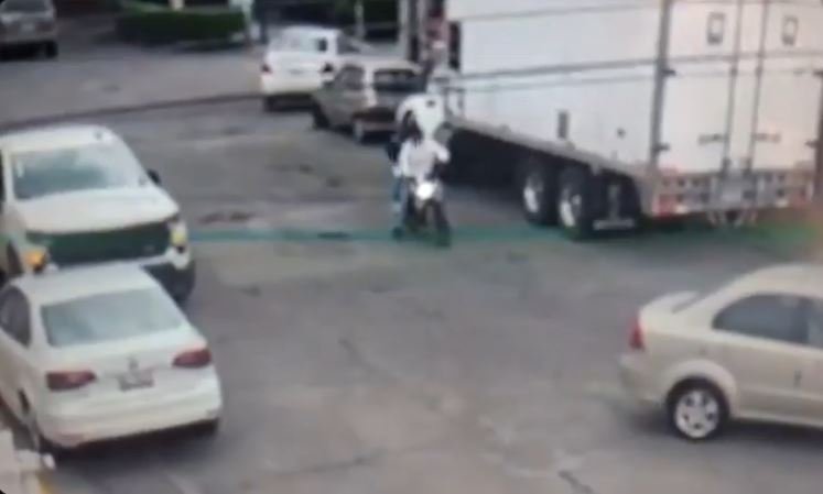 VIDEO: Chofer de combi ‘se pone las pilas’ y evita asalto armado en Edomex