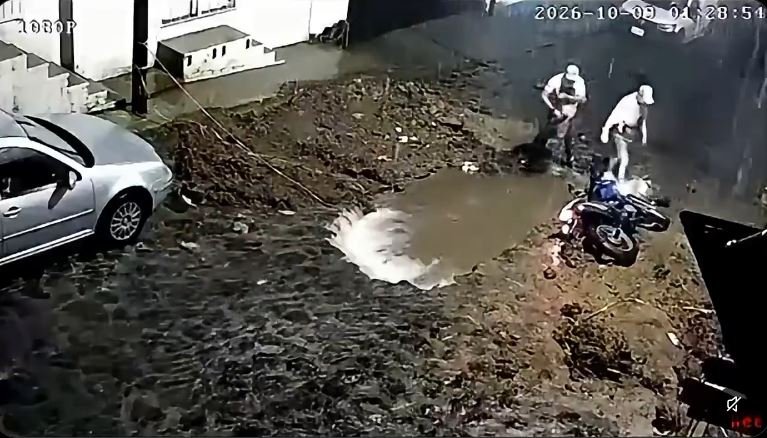 VIDEO: Motociclistas ‘brillantes’ ignoran cinta amarilla y caen a un socavón