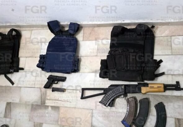 Vinculan a proceso a tres sujetos detenidos con armamento de uso exclusivo y explosivos en Sinaloa