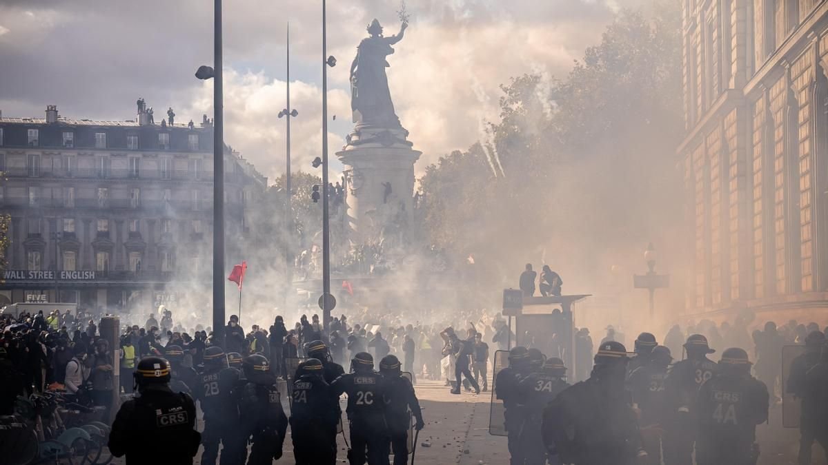 Violencia extrema y masivas movilizaciones sacuden las calles de París en una jornada de alto voltaje