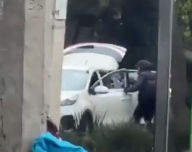 Violento asalto a mano armada a conductor queda registrado en vialidad de la capital