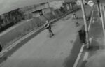 Violento asalto a trabajadores: captan el robo a mano armada de un scooter eléctrico en plena vía pública