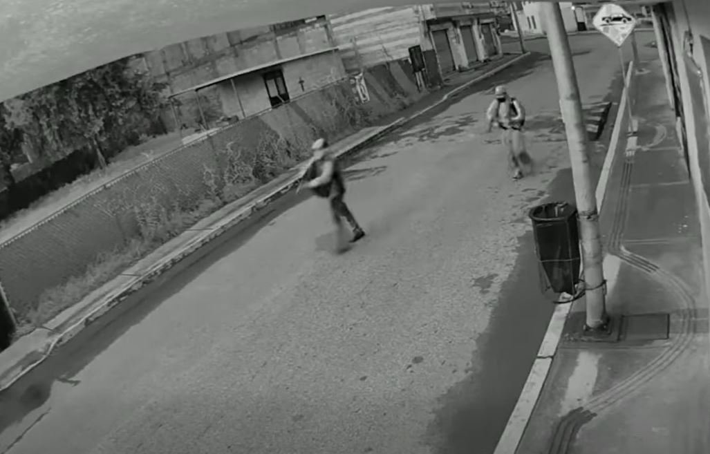 Violento asalto a trabajadores: captan el robo a mano armada de un scooter eléctrico en plena vía pública