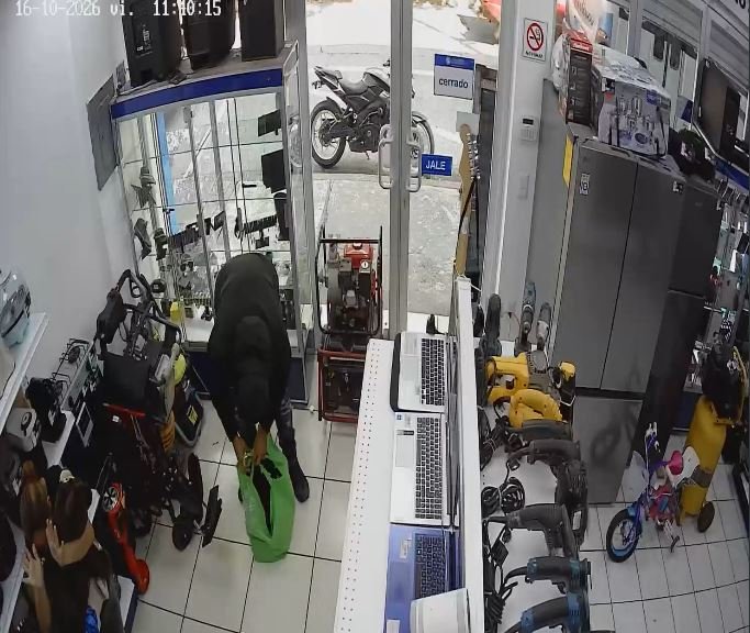 Violento asalto en casa de empeño deja a madre y bebé atrapados en momentos de terror