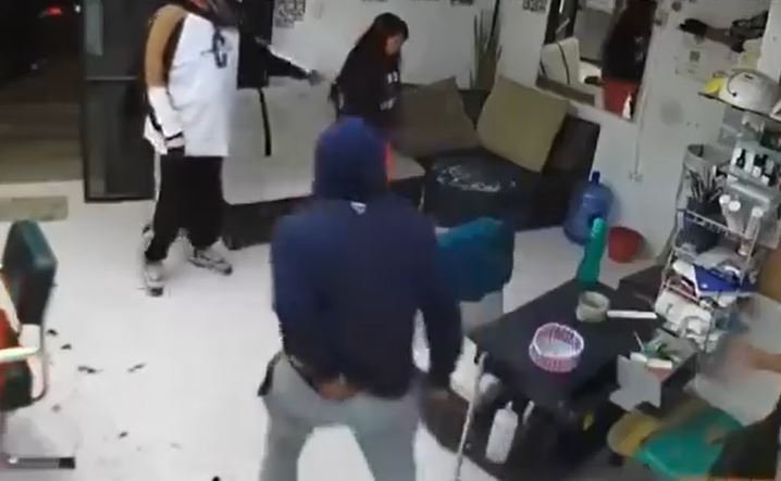 Violento asalto en estética de Puebla siembra el pánico en un menor durante su corte de cabello