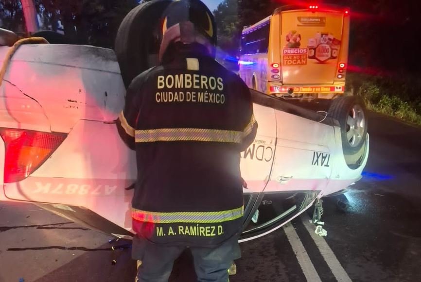 Vuelco de taxi en Tlalpan deja tres heridos tras presunto consumo de alcohol a bordo