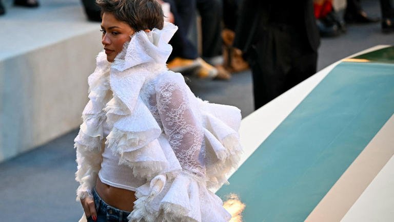 Zendaya redefine la alta costura en París al transformar unos sencillos jeans en pura elegancia