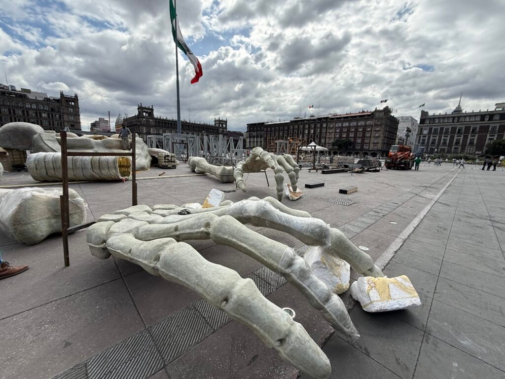 Zócalo capitalino prepara una escultura monumental iluminada para romper récord mundial de la Catrina más alta